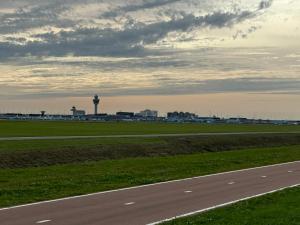 巴德胡弗多普Bnb de leeuw的机场跑道,有遥远的控制塔