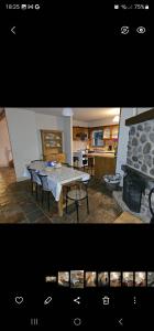 Longford Holiday Blue Sky Self Catering Cottage的厨房以及带桌子和壁炉的用餐室。