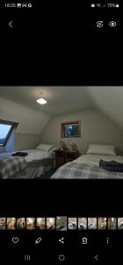 Longford Holiday Blue Sky Self Catering Cottage的一间卧室设有两张床和窗户。