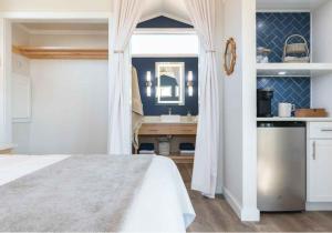Summerland KeySun Outdoors Sugarloaf Key的卧室配有白色的床和水槽