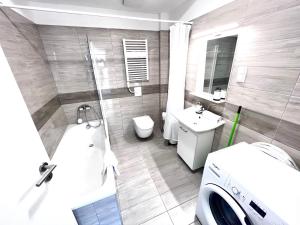 布达佩斯BUDAPEST DOWNTOWN RESIDENCES LEO - AC, ELEVATOR, TERRACE的带浴缸、卫生间和盥洗盆的浴室