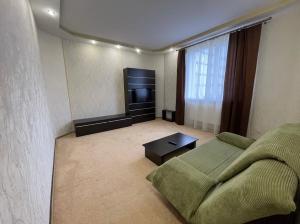 第聂伯罗LUX central apartment的一间带床和电视的客厅