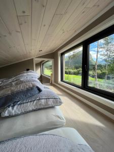 IsfjordenKavliskogen panorama的一间设有床铺的卧室,位于带窗户的房间内