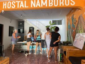 里瓦斯Hostal Namborus的一群妇女站在商店里