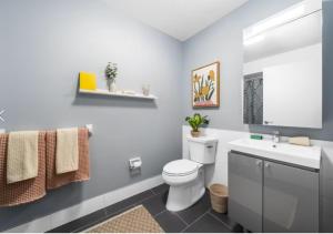 纽约Glorious 3 Bed 2 Bath In Upper East Side的浴室配有白色卫生间和盥洗盆。