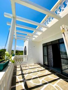 GaluSilent Palms Villa的房屋的阳台享有风景。