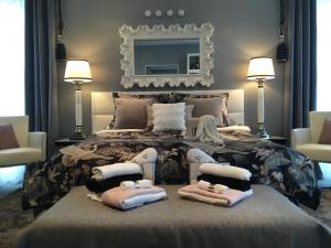 ErnestvillerSuite Couture的一间卧室配有一张大床和毛巾