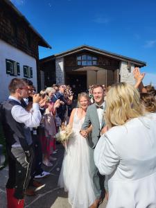 埃本塞Christophorushütte am Feuerkogel的婚礼上新娘和新郎在过道上走下走