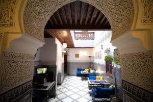 非斯Riad Dar Omar的拱门,建筑中设有客厅