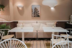 巴特萨罗皮斯库夫nook x Seepalais Boutique Hotel的客厅配有两张桌子和一张沙发