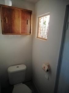 圣佩德罗·德·阿塔卡马Viajes & Vida km0的一间带卫生间和窗户的小浴室