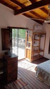 圣罗莎卡拉穆奇塔县POSADA LAS MARGARITAS的一间卧室设有一张床和一个滑动玻璃门
