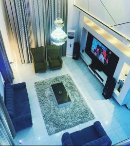 伊巴丹Luxurythemain的享有空中景致,设有带沙发和电视的客厅。