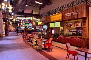 拉斯维加斯Elegant Stay at Resorts World Strip Las Vegas的一间设有红色桌椅的餐厅和一间酒吧