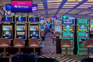 拉斯维加斯Elegant Stay at Resorts World Strip Las Vegas的赌场里有很多老虎机