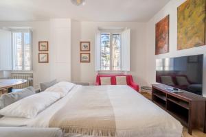 罗马Fisher's Apartment in Testaccio的一间卧室配有一张大床和一张书桌