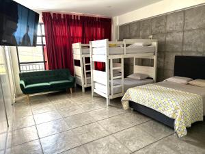 伊察Ica Adventures II的一间卧室配有四张双层床和一张沙发