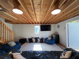 格林维尔5BR 4B Huge Space with 2 Level Game Barn的客厅配有蓝色的沙发和平面电视。