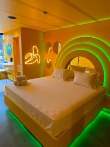 圣保罗Andar de Cima Suítes的一间卧室配有一张绿灯大床