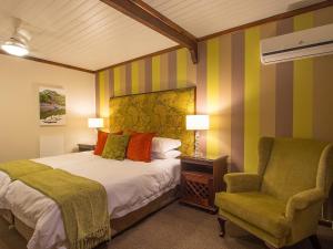 克尼斯纳克尼斯纳罗格酒店的一间卧室配有一张床和一把椅子