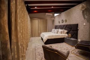 索赫燕杜Villa 698 tswinga的一间卧室配有一张床和一张沙发