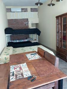 波特雷罗德洛斯弗内斯Hostel el Tata的客房设有一张桌子和一张双层床。