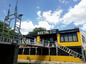 波特雷罗德洛斯弗内斯Hostel el Tata的黄色建筑,上面有读医院的标志
