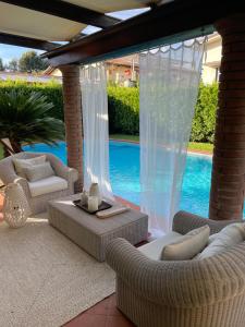 马里纳-迪-皮特拉桑塔Your house by the sea的一个带两张沙发和一个游泳池的庭院