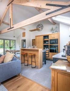 科布里奇The Old Workshop, Corbridge的厨房以及带蓝色沙发的客厅。
