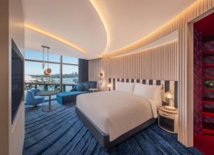 悉尼W Sydney的酒店客房设有床和客厅。