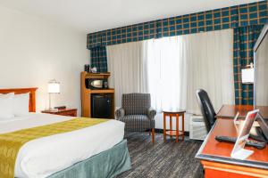坎伯兰坎伯兰市区华美达酒店的配有一张床和一张书桌的酒店客房