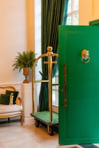 布卢梅瑙Villa do Vale Boutique Hotel的一间房间里一扇带车的绿色门