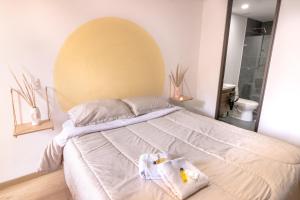 波哥大Apartamento en Chapinero - 209的一间卧室配有一张大床和毛巾