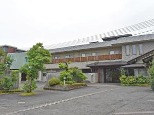 EchizenHotel Akaboshitei - Vacation STAY 49519v的大楼前的一个空停车位