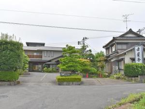 EchizenHotel Akaboshitei - Vacation STAY 49519v的大楼前的一个空停车位