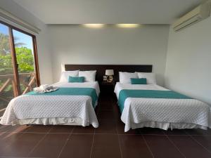 蓬塔布兰卡蓬塔卡纳号斯特利亚酒店的两张床位于带窗户的房间内
