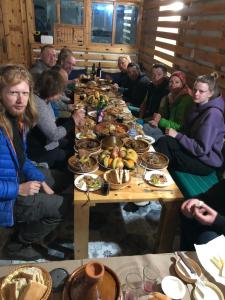 依索安LAFAMILIA SURF imsouane的一群人坐在桌子旁吃着食物