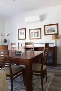 卡斯卡伊斯ARRUDA LUXURY APARTMENT with AC的一间带木桌和椅子的用餐室