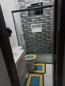 Quarto privativo em casa de condomínio的一间浴室