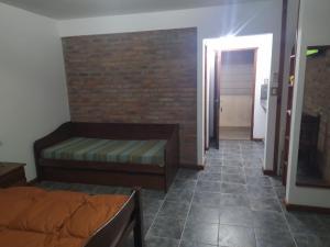圣安娜La Residenza的一间卧室设有一张床和砖墙