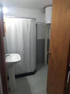 圣安娜La Residenza的浴室设有白色的淋浴帘和水槽