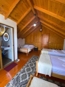 吉诺卡斯特Bixhaku GuestHouse的配有木天花板的客房设有两张床。