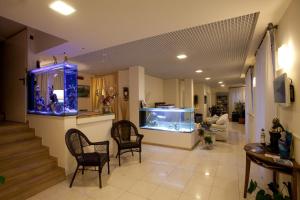 拉帕洛埃尔加托酒店的一间大客厅,在一间房间内设有一个大型水族馆