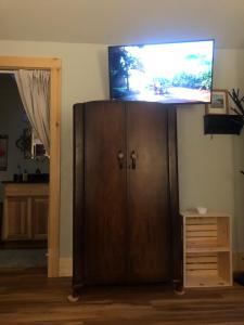 尤金Leos Loft的木制橱柜顶部的平面电视