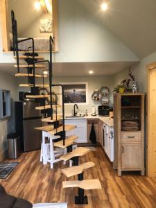 尤金Leos Loft的一个小房子里的厨房,有螺旋楼梯