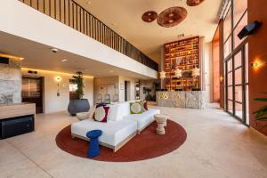 卡塔赫纳Osh Hotel Getsemani的客厅配有白色沙发和壁炉