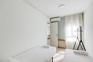 圣阿德里安-德贝索斯Barcelona Beach Vibes的白色的客房设有床和窗户。