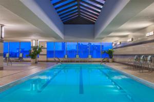 泽西市泽西市纽波特威斯汀酒店的享有大楼景致的游泳池