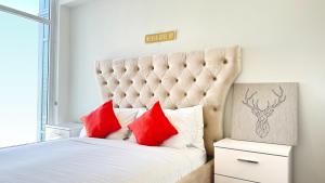 洛杉矶Sky Rise Apartments的一间卧室配有一张带红色枕头的大床