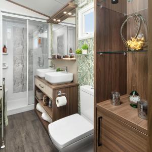 坎伯利Beachwood 21的浴室配有卫生间、盥洗盆和淋浴。